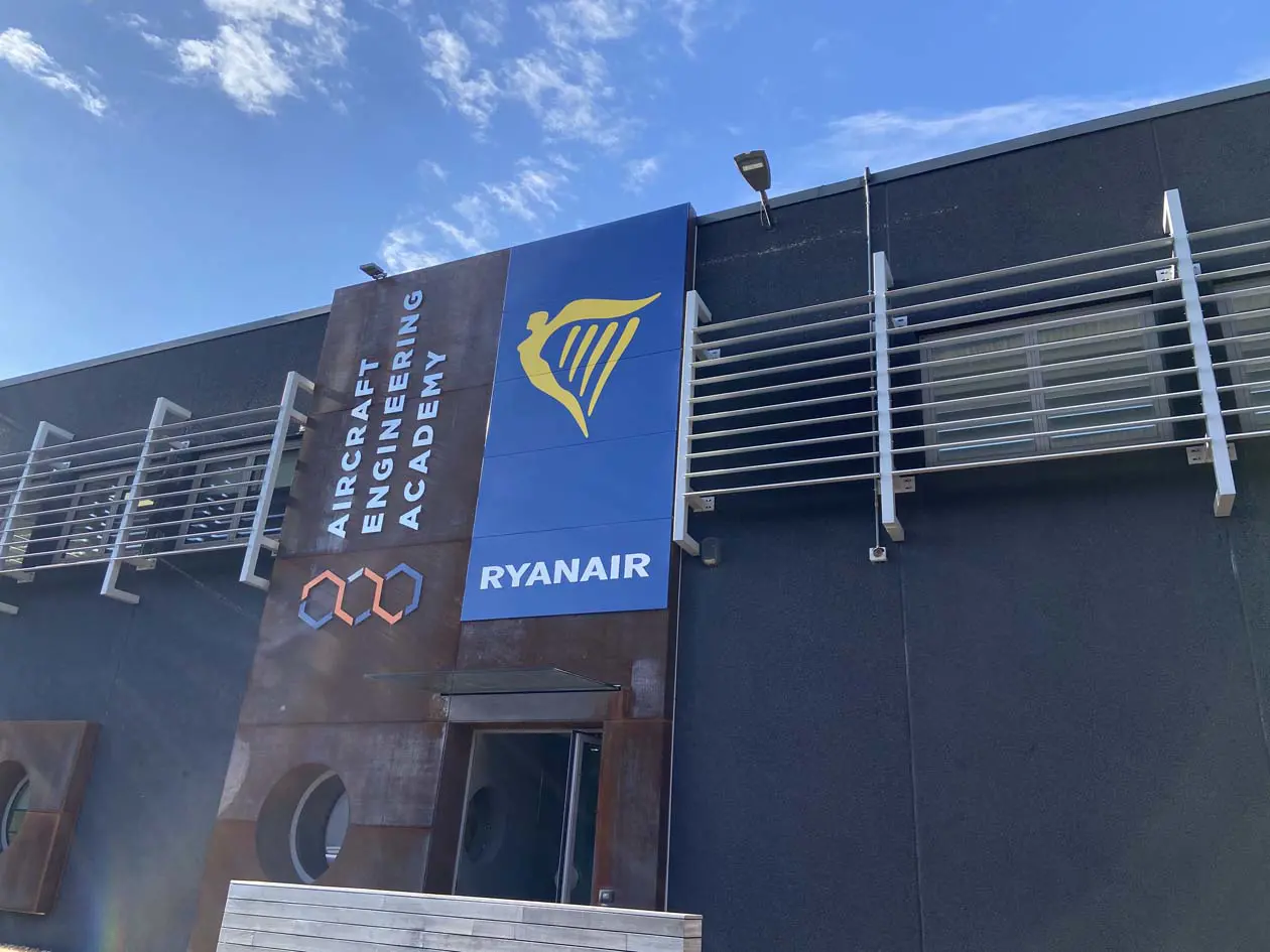 Aircraft Engineering Academy di Azzano San Paolo in provincia di Bergamo Foto: Copyright © Sisterscom.com / Avion Tourism Magazine