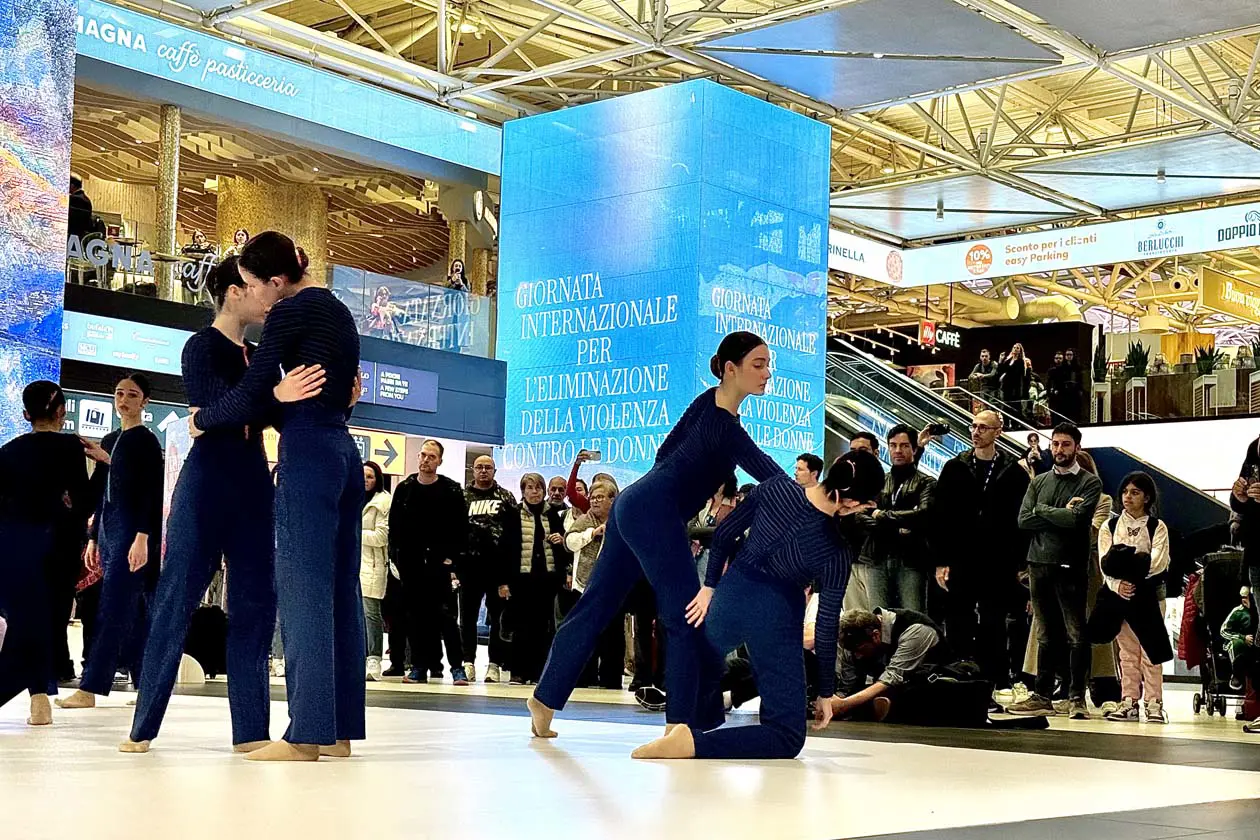 Performance “Voglio essere l’ultima” presso la “Piazza” del Terminal 1 Partenze dell'Aeroporto di Roma Fiumicino Foto: Copyright © ADR