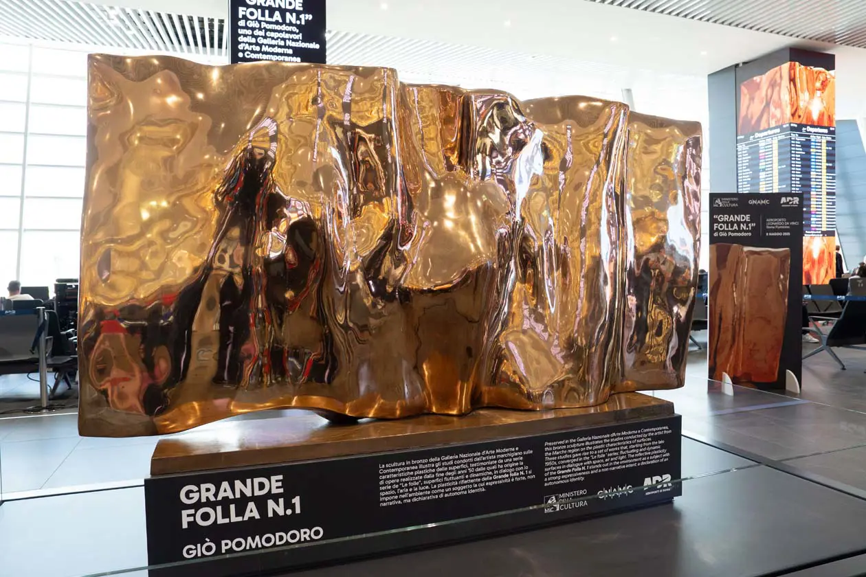 Giò Pomodoro “Grande folla n.1”, Terminal 1, Aeroporto di Roma Fiumicino © Ufficio Stampa ADR