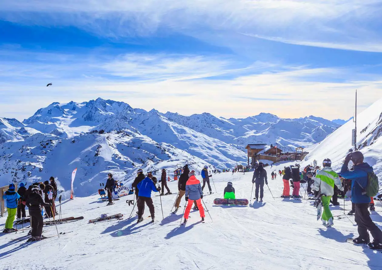Courchevel - View of snow covered Courchevel slope in French Alps. Ski Resort Courchevel - Photo: Copyright © Sisterscom.com / nikolpetr / Depositphotos