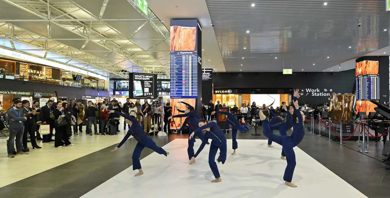 Performance “Voglio essere l’ultima” presso la “Piazza” del Terminal 1 Partenze dell'Aeroporto di Roma Fiumicino Foto: Copyright © ADR