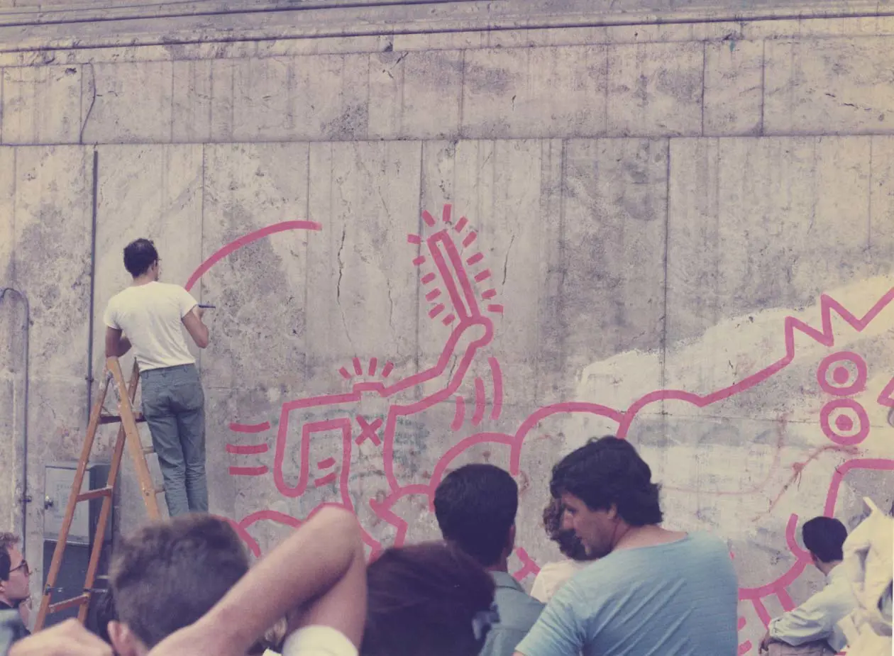 Stefano Fontebasso De Martino-La foto è del 1984, scattata sulla scalinata del Palazzo delle Esposizioni di Roma. La mostra era Arte di Frontiera. 11 settembre inaugurazione