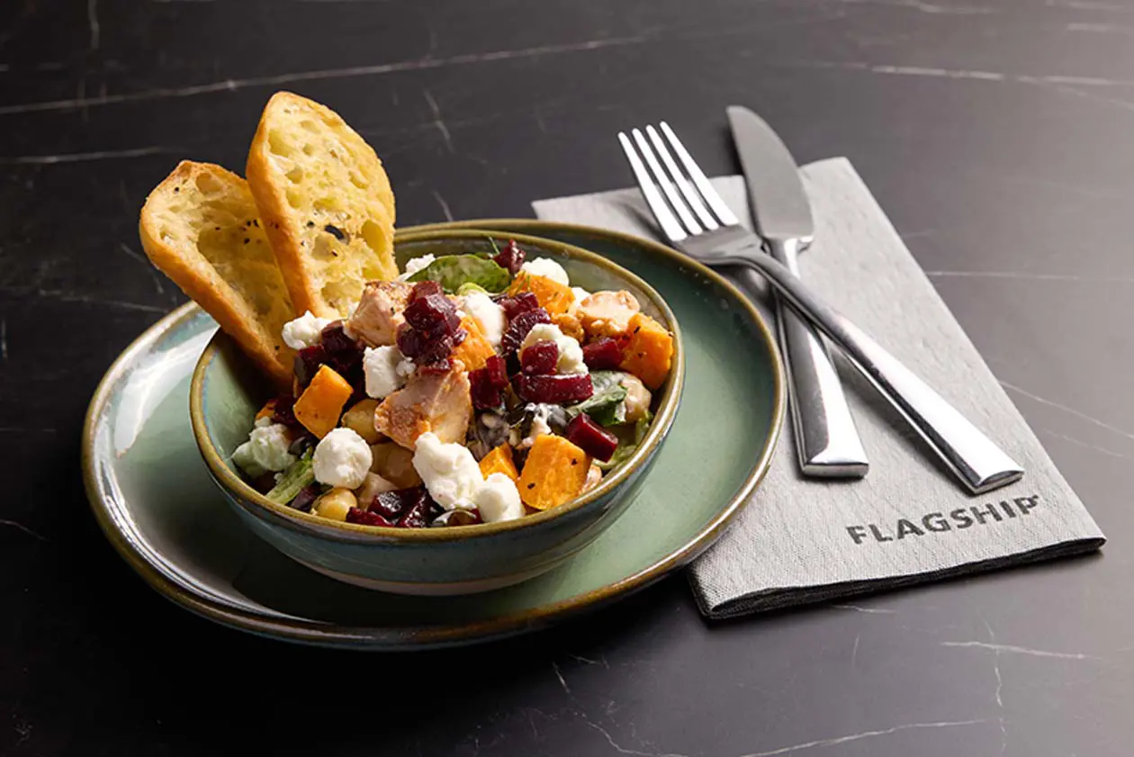 Flagship ® lounge, ordinazione alla carta: insalata Caesar. Foto: Copyright ©&nbsp;Ufficio Stampa American Airlines