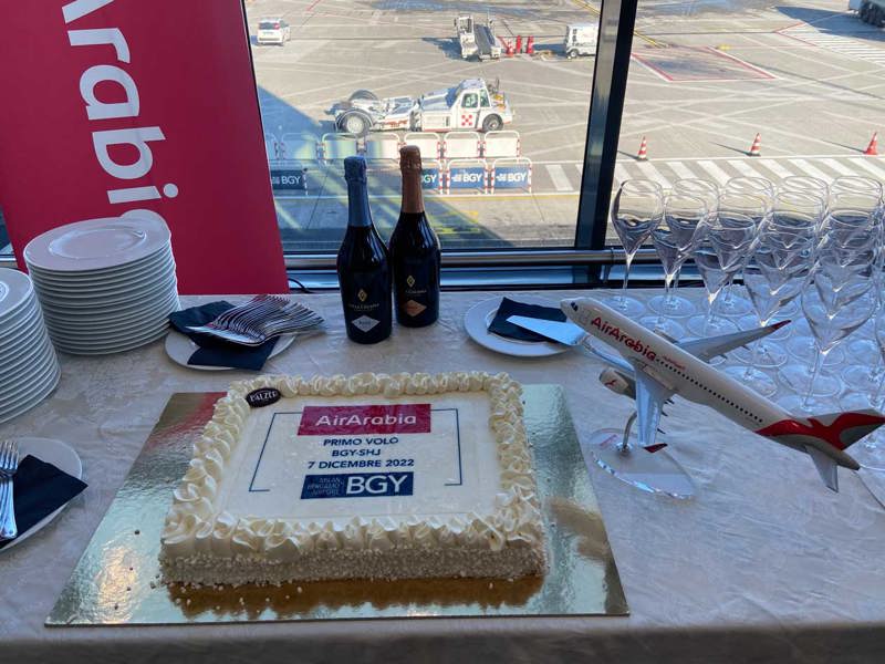 nuovo volo Milano Bergamo - Sharjah con il taglio della torta al Gate presso l'aeroporto di Milano Bergamo. Foto: Copyright © Avion Tourism Magazine.