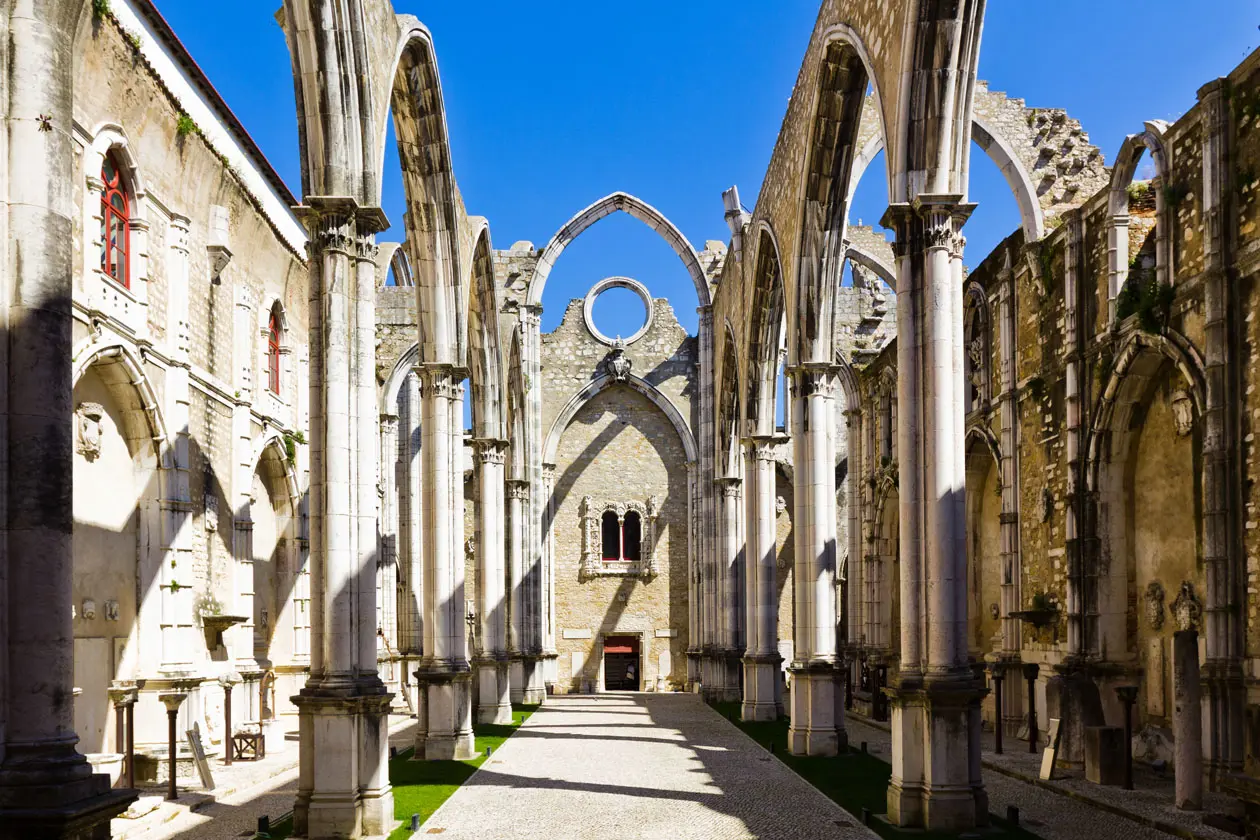 Convento do Carmo a Lisbona. Foto: Copyright © Sisterscom.com / Depositphotos