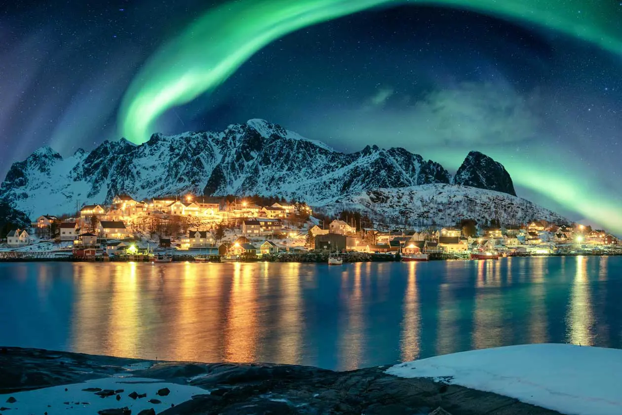  Aurora Boreale alle Isole Lofoten, Norvegia Foto: Copyright © Sisterscom.com / Depositphotos