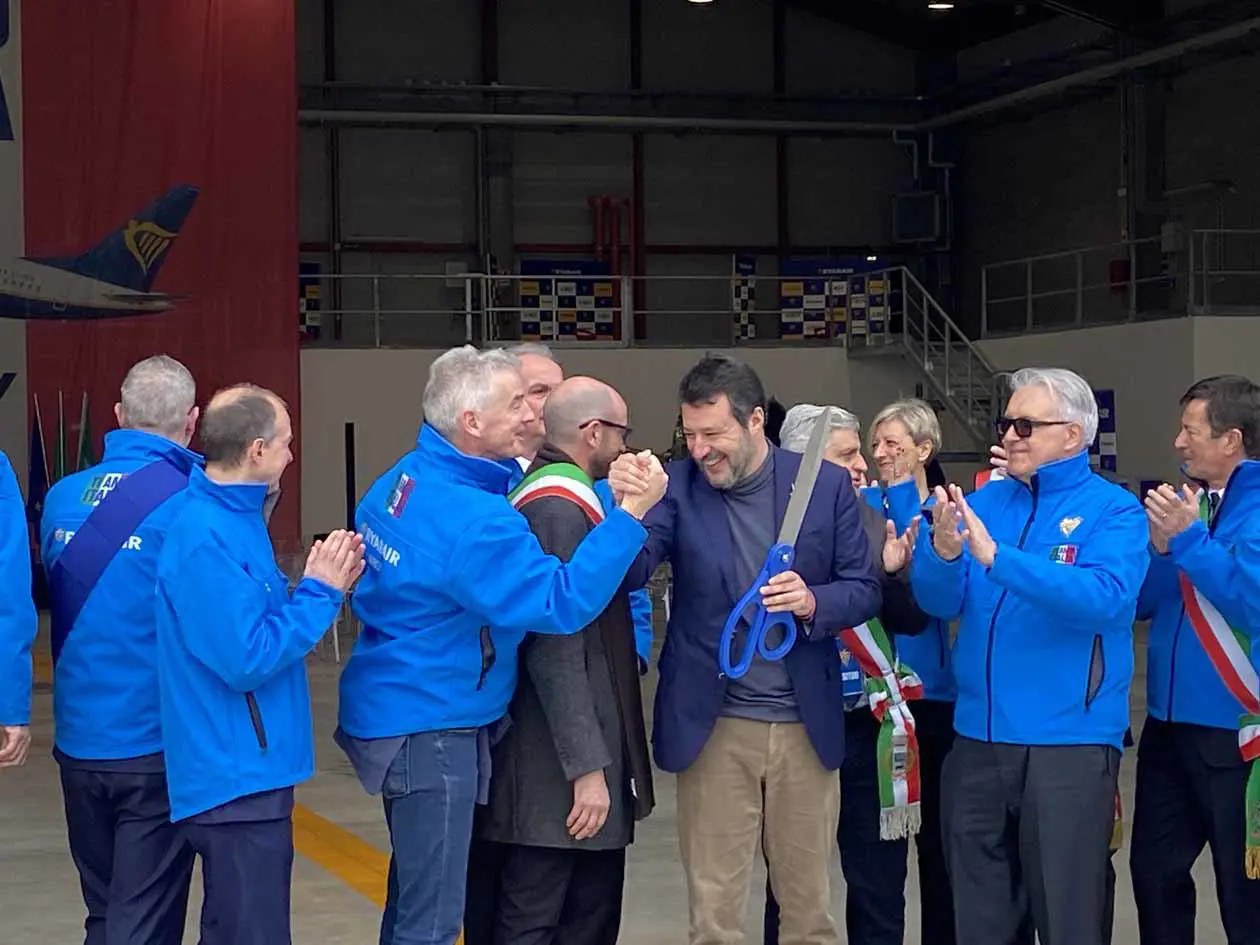 Inaugurazione dei 2 nuovi hangar Ryanair per la manutenzione presso l'aeroporto di Milano Bergamo. Il taglio del nastro per l'inaugurazione dei due hangar. Foto: Copyright © Avion Tourism Magazine.