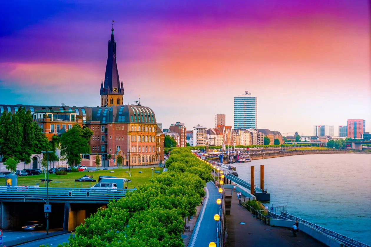 Centro storico di Dusseldorf che si affaccia sul fiume Reno. Copyright © Sisterscom.com / Depositphotos