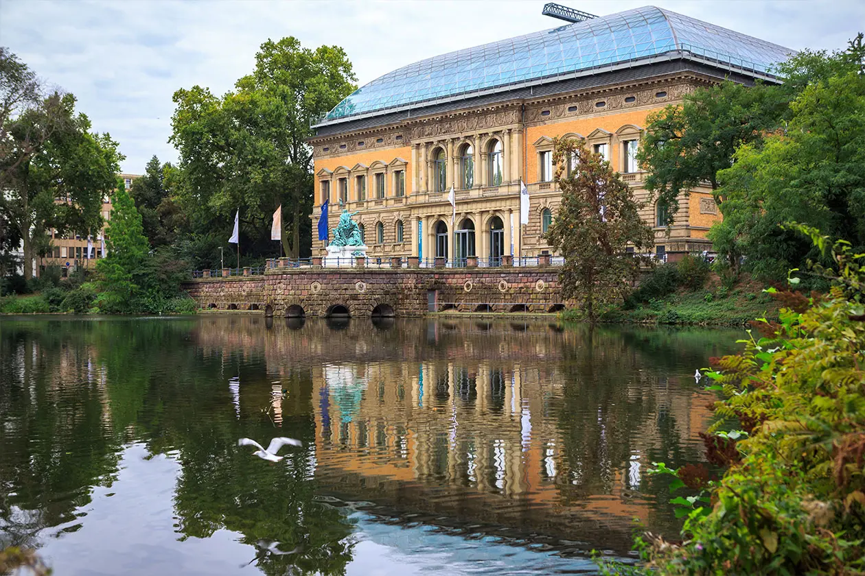 Il museo di arte moderna Kunstsammlung NordRhein-Westfalen a Düsseldorf . Foto: Copyright © Sisterscom.com / Depositphotos