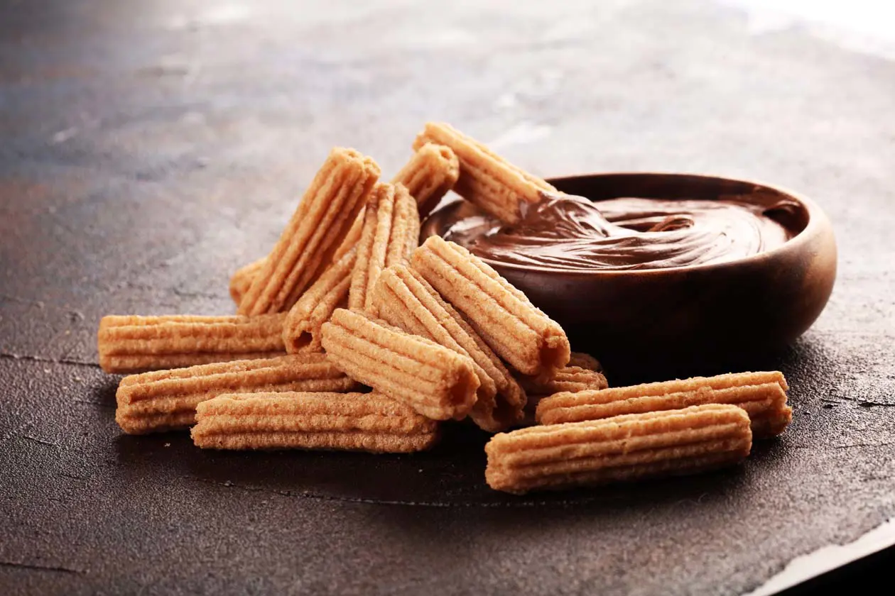 Desayuno churros y chocolate, Foto: Copyright © Sisterscom.com / Depositphotos