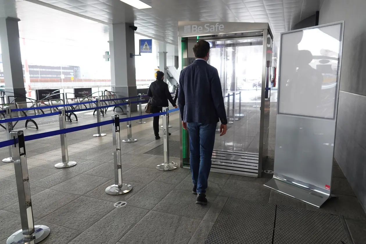 Procedure anti covid-19 all'aeroporto di Milano Bergamo. Cabina di sanificazione.