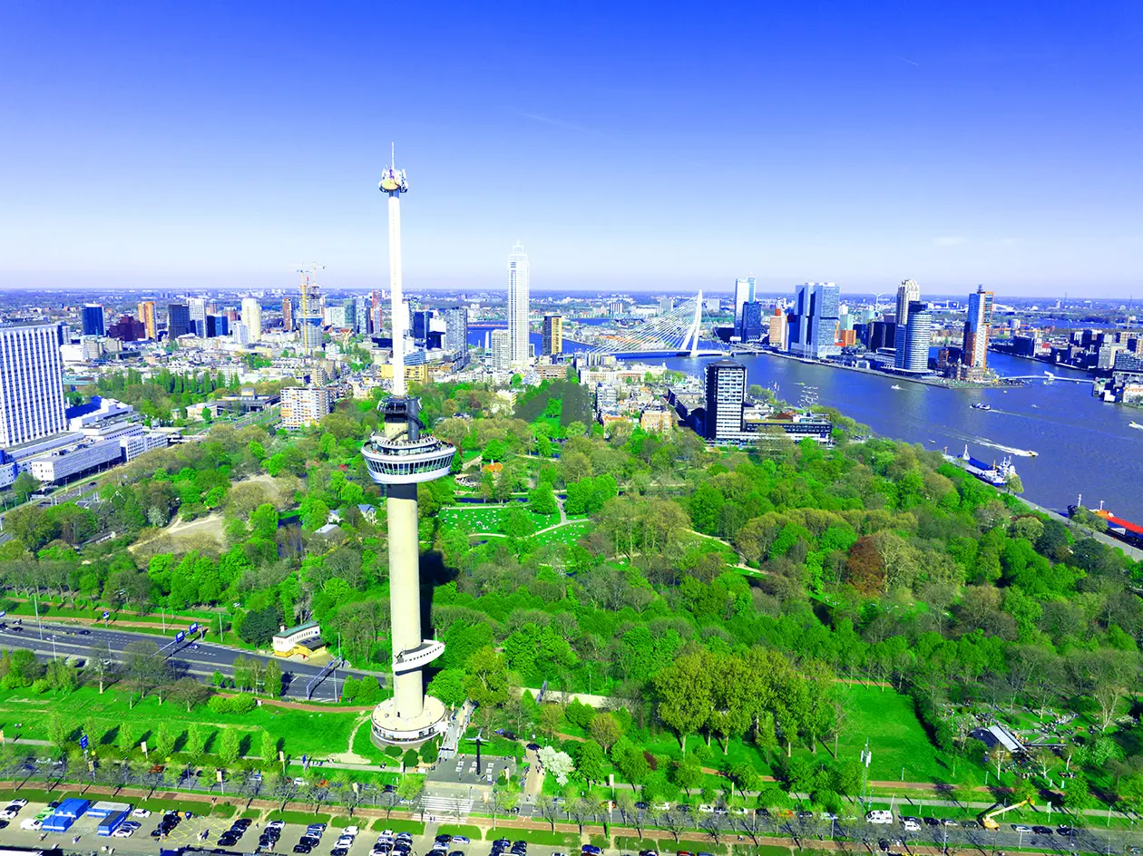 La Torre di osservazione Euromast di Rotterdam Foto: Copyright © Sisterscom.com Depositphotos 