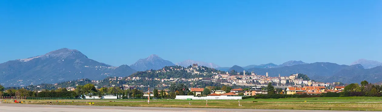 Veduta dei dintorni di Bergamo dalla pista dell'aeroporto Foto: Copyrigh © Sisterscom.com / Depositphotos