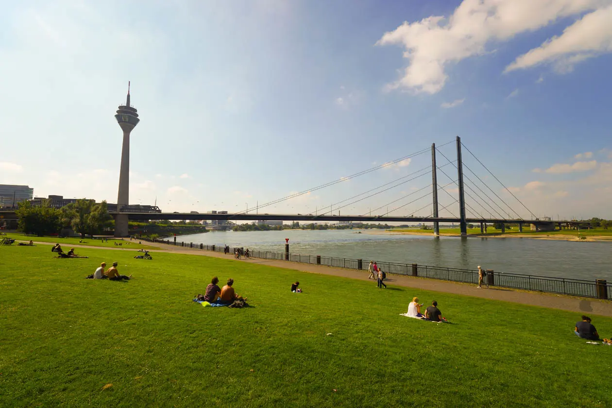 Centro storico di Dusseldorf che si affaccia sul fiume Reno. Foto: Copyright © Sisterscom.com / Depositphotos