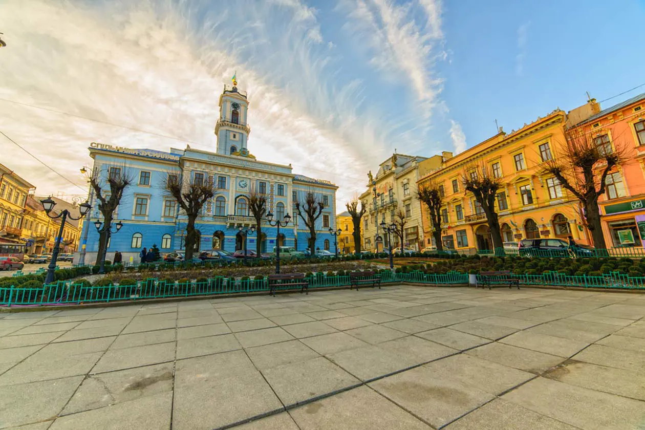 Piazza del Municipio a Chernivtsi 