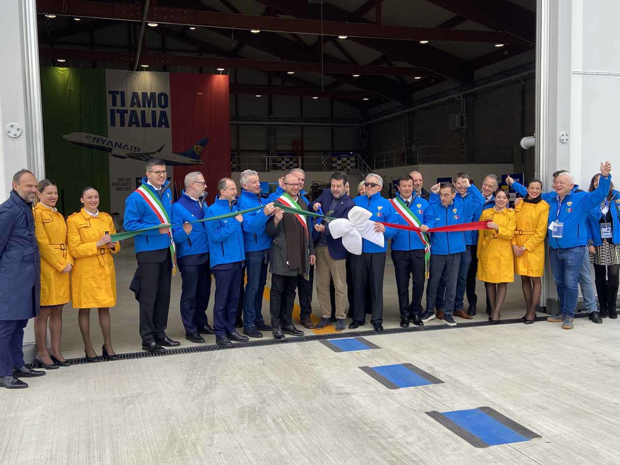 Inaugurazione dei 2 nuovi hangar Ryanair per la manutenzione presso l'aeroporto di Milano Bergamo. Il taglio del nastro per l'inaugurazione dei due hangar. Foto: Copyright © Avion Tourism Magazine.