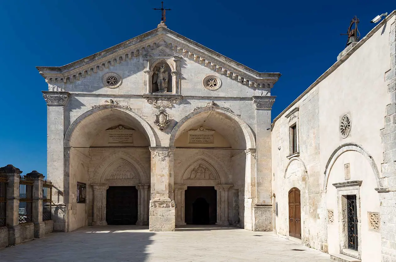 Santuario di San Michele Arcangelo Foto: Copyright © Sisterscom.com / Depositphotos 