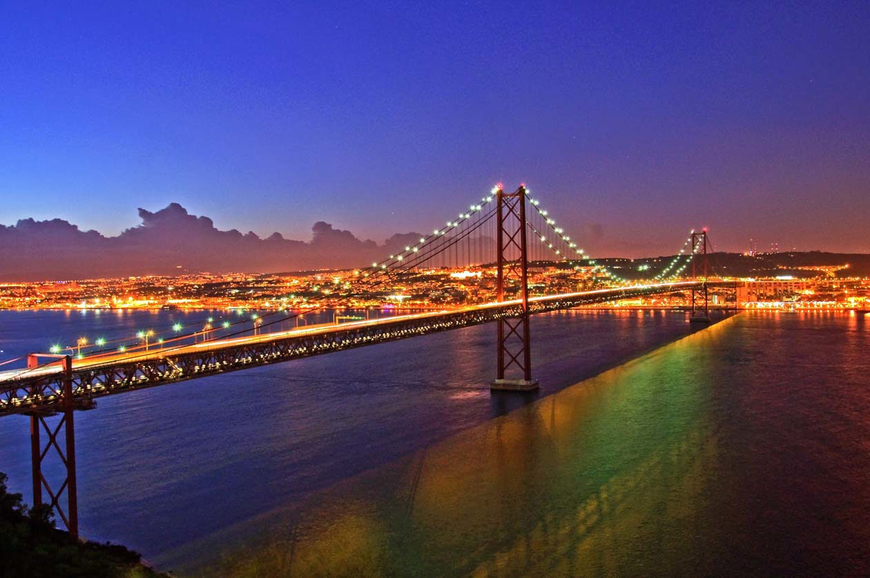 ll Ponte 25 aprile di Lisbona. Foto: Copyright © Sisterscom.com / Depositphotos