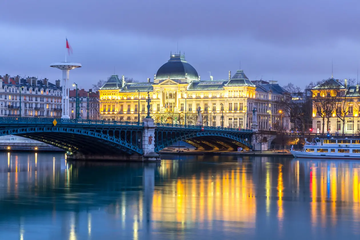 L'università di Lione affacciata sul fiume Foto: Copyright © Sisterscom.com / Shutterstock