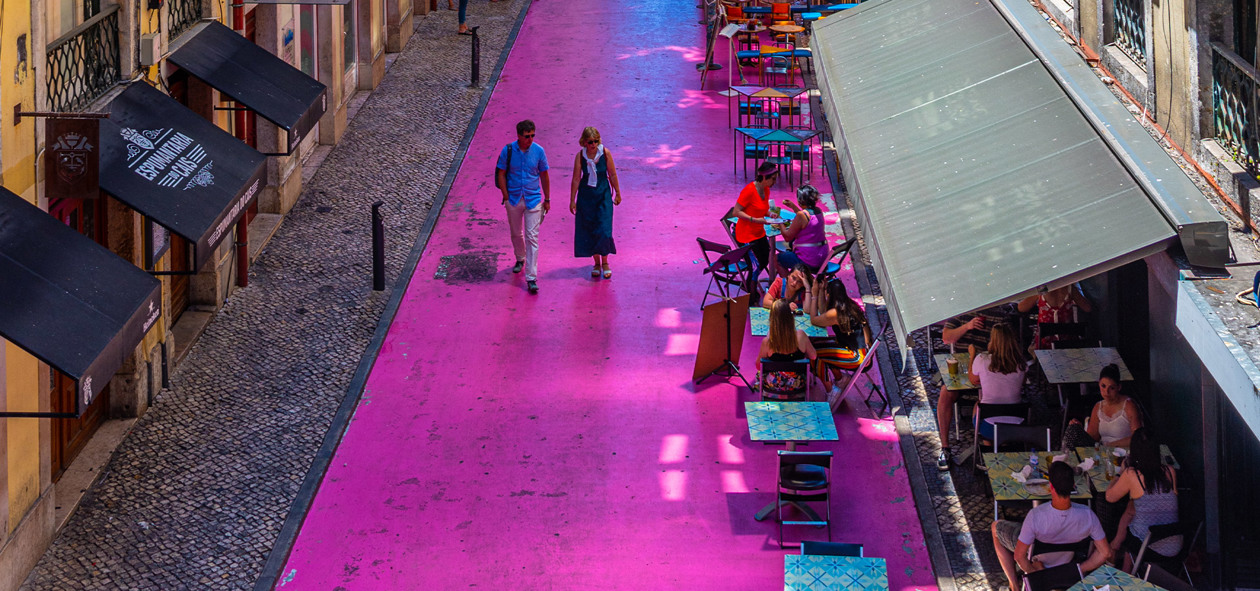 La Pink Street a Lisbona. Foto: Copyright © Sisterscom.com / Depositphotos