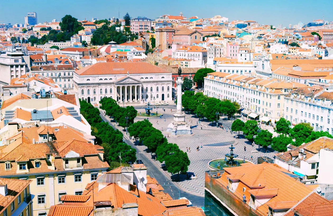 Piazza Rossio nel quartiere Baixa di Lisbona. Foto: Copyright © Sisterscom.com / Depositphotos