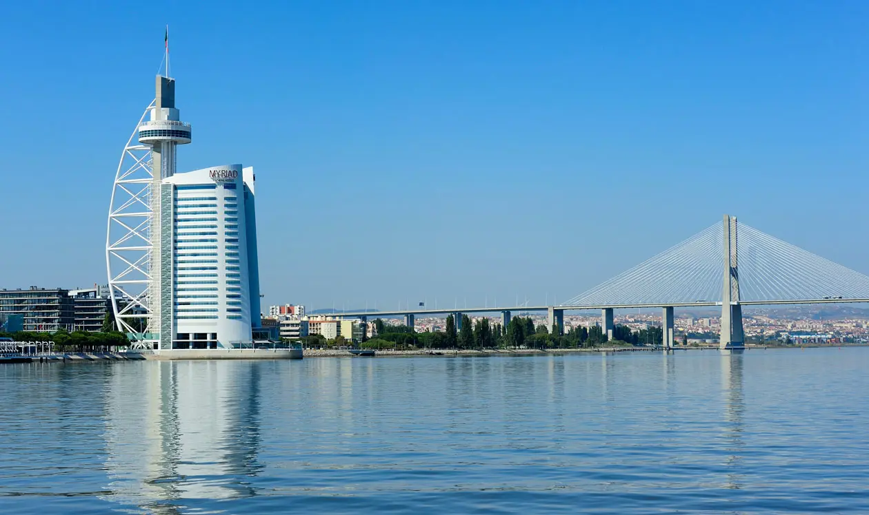 Torre e ponte Vasco de Gama a Lisbona. Foto: Copyright © Sisterscom.com / Depositphotos