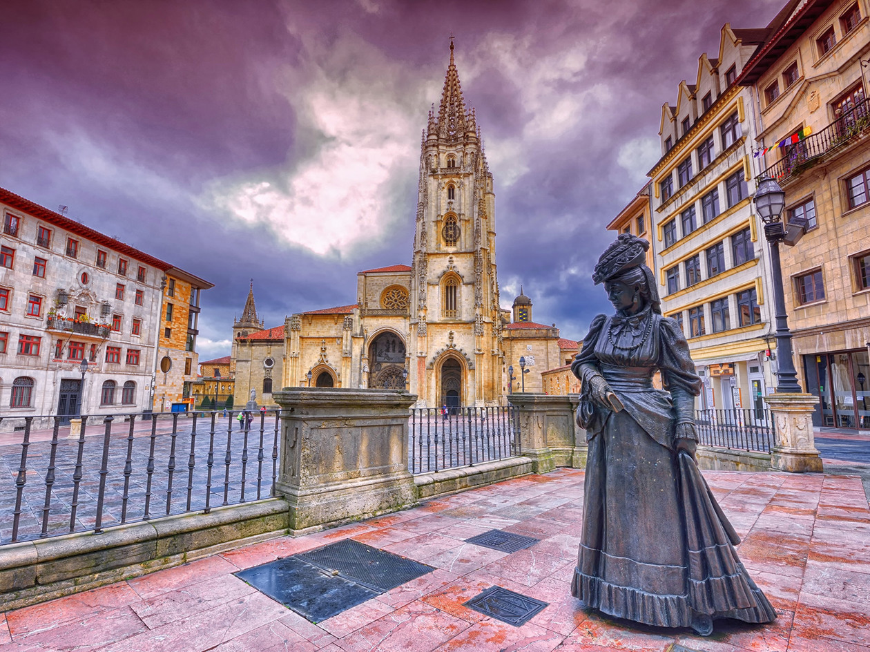 La Cattedrale di San Salvador a Oviedo  Foto: Copyright © Sisterscom.com / Depositphotos