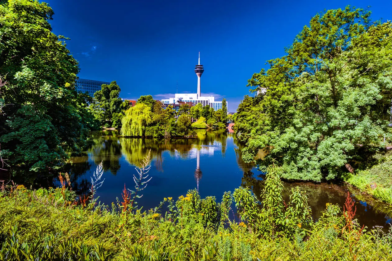 Parco Kaiserteich di Dusseldorf. Foto: Copyright © Sisterscom.com / Depositphotos