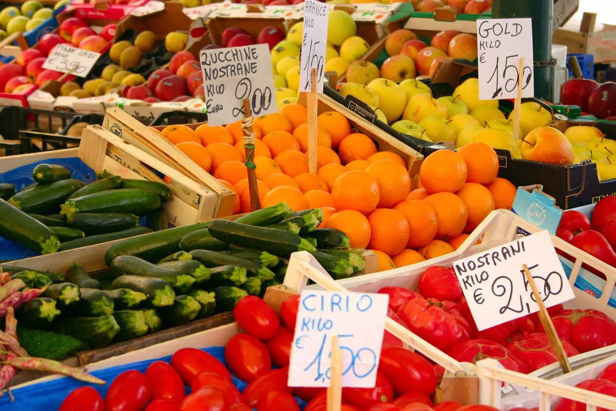 Mercato Copyright © Sisterscom.com / Depositphotos