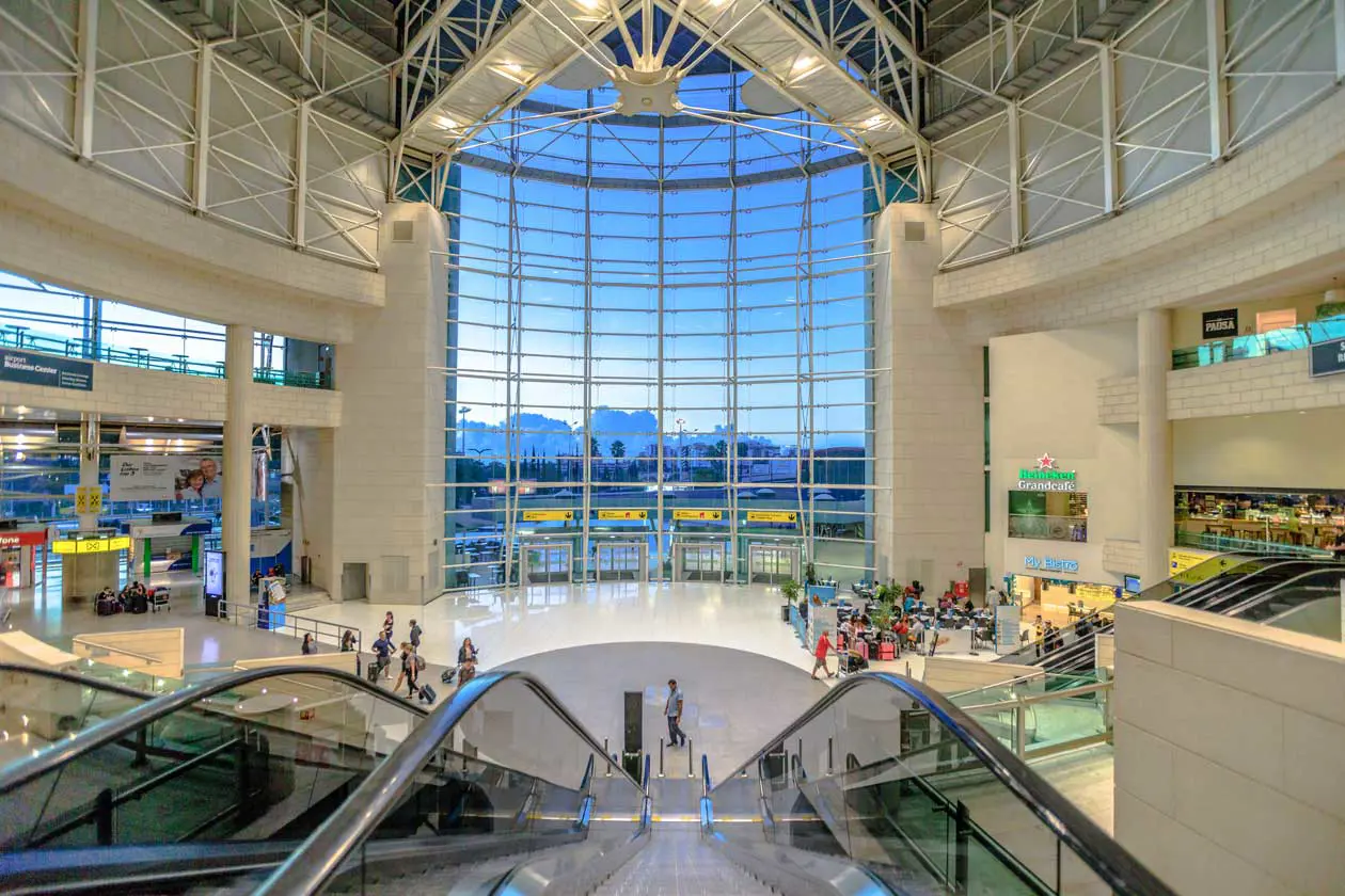 Aeroporto di Lisbona. Copyright © Sisterscom.com / bennymarty / Depositphotos