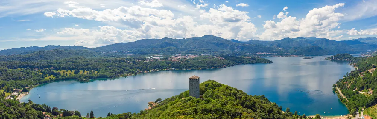 Summer in the Tourist District of the Lakes between beaches, trekking, biking and events