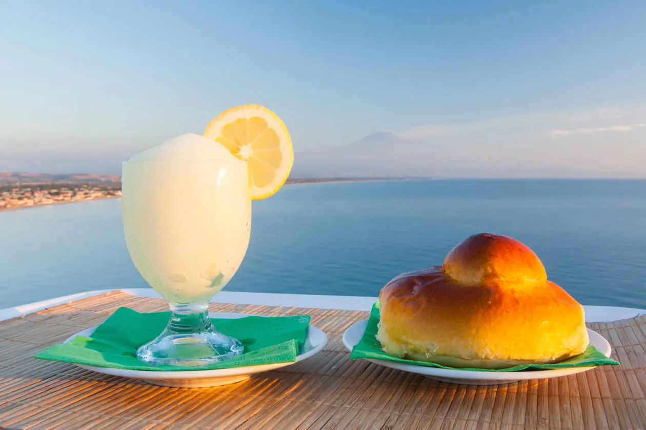 Granita con brioche Foto: Copyright © Sisterscom.com / Depositphotos
