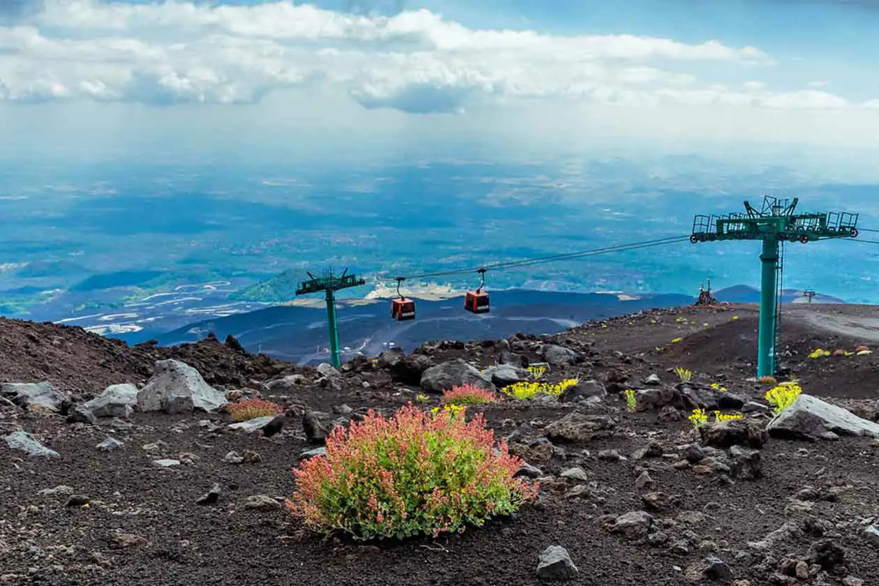 Funivia per salire sull'Etna Foto: Copyright © Sisterscom.com / Depositphotos