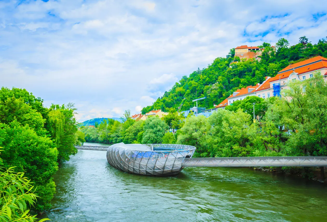 Isola artificiale sul fiume Mur Foto: Copyright © Sisterscom.com / Shutterstock