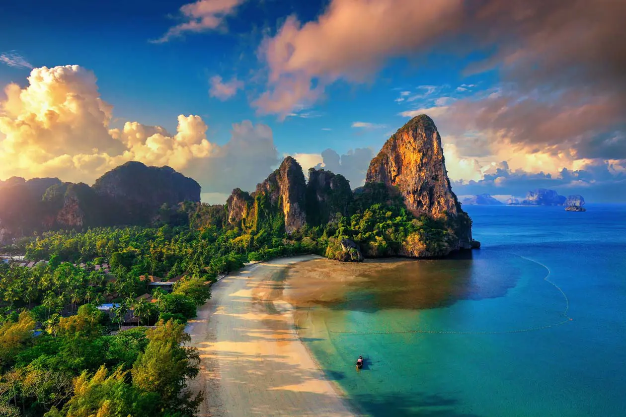 Railay Beach, Krabi, Thailandia Foto: Copyright © Sisterscom.com / Depositphotos