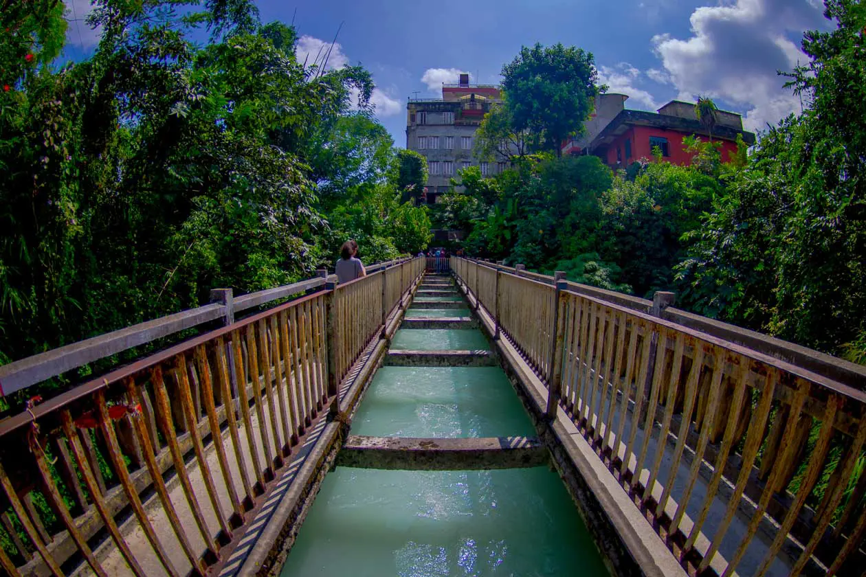 Ponte su fiume Seti, Pokhara, Nepal. Foto: Copyright © Sisterscom.com / Depositphotos