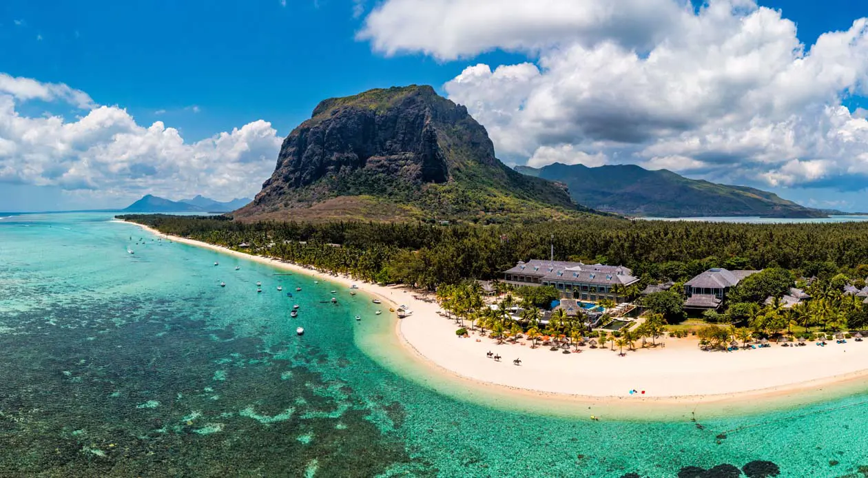 Montagna Le Morn Brabant (Patrimonio Mondiale Unesco) e spiaggia omonima con palme e resort di lusso a Mauritius Copyright © Sisterscom.com / Depositphotos