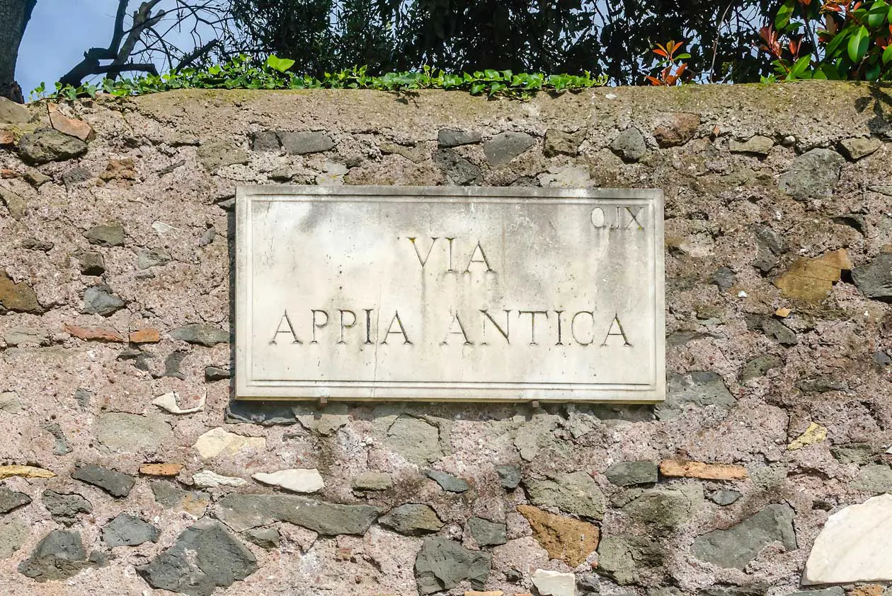 Via Appia Patrimonio Mondiale Copyright © Sisterscom.com / Depositphotos