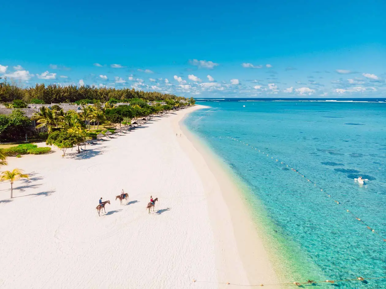 Mauritius, le spiagge tropicali di sabbia fine e bianca Copyright © Sisterscom.com / Depositphotos
