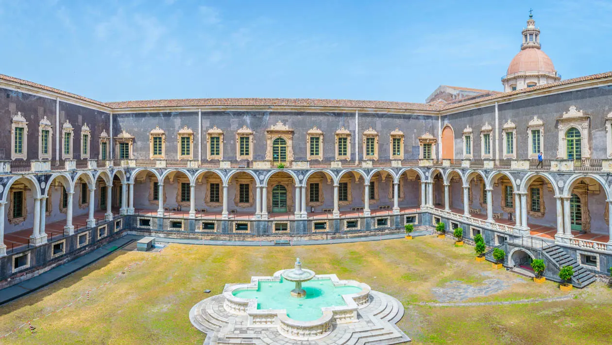 Catania, Monastero dei Benedettini di San Nicolò l’Arena Foto: Copyright © Sisterscom.com / Depositphotos