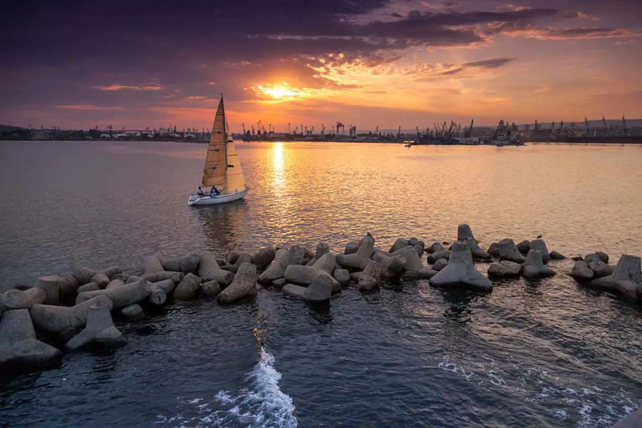 Varna Foto Copyright © Sisterscom.com / Shutterstock