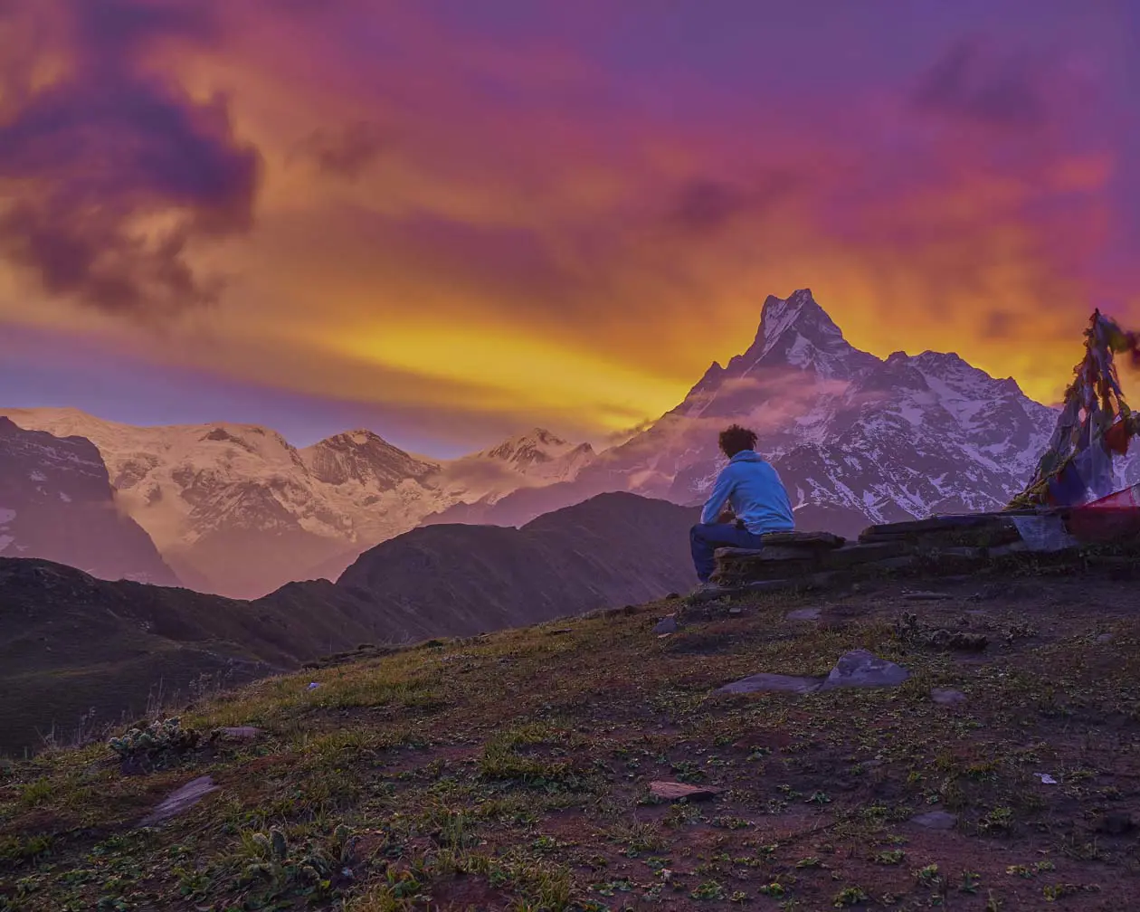 Trekking a Pokhara, Nepal. Alba sul Mardi Himal e sul Machapuchare. Foto: Copyright © Sisterscom.com / Depositphotos