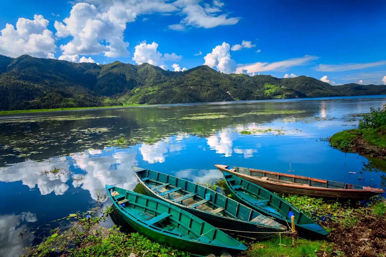 Lago Phewa, Pokhara, Nepal. Foto: Copyright © Sisterscom.com / Depositphotos