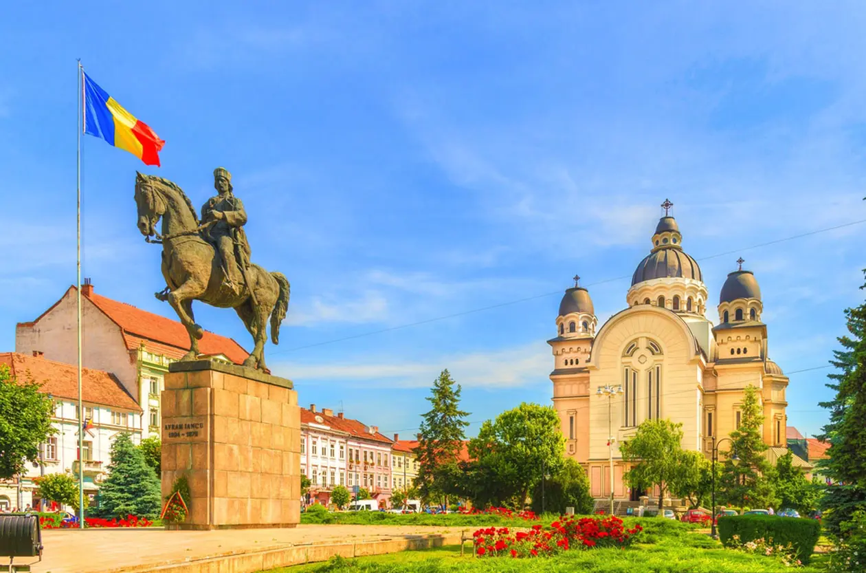 Square of Roses with the equestrian statue. Photo: Copyright © Sisterscom.com / Shutterstock
