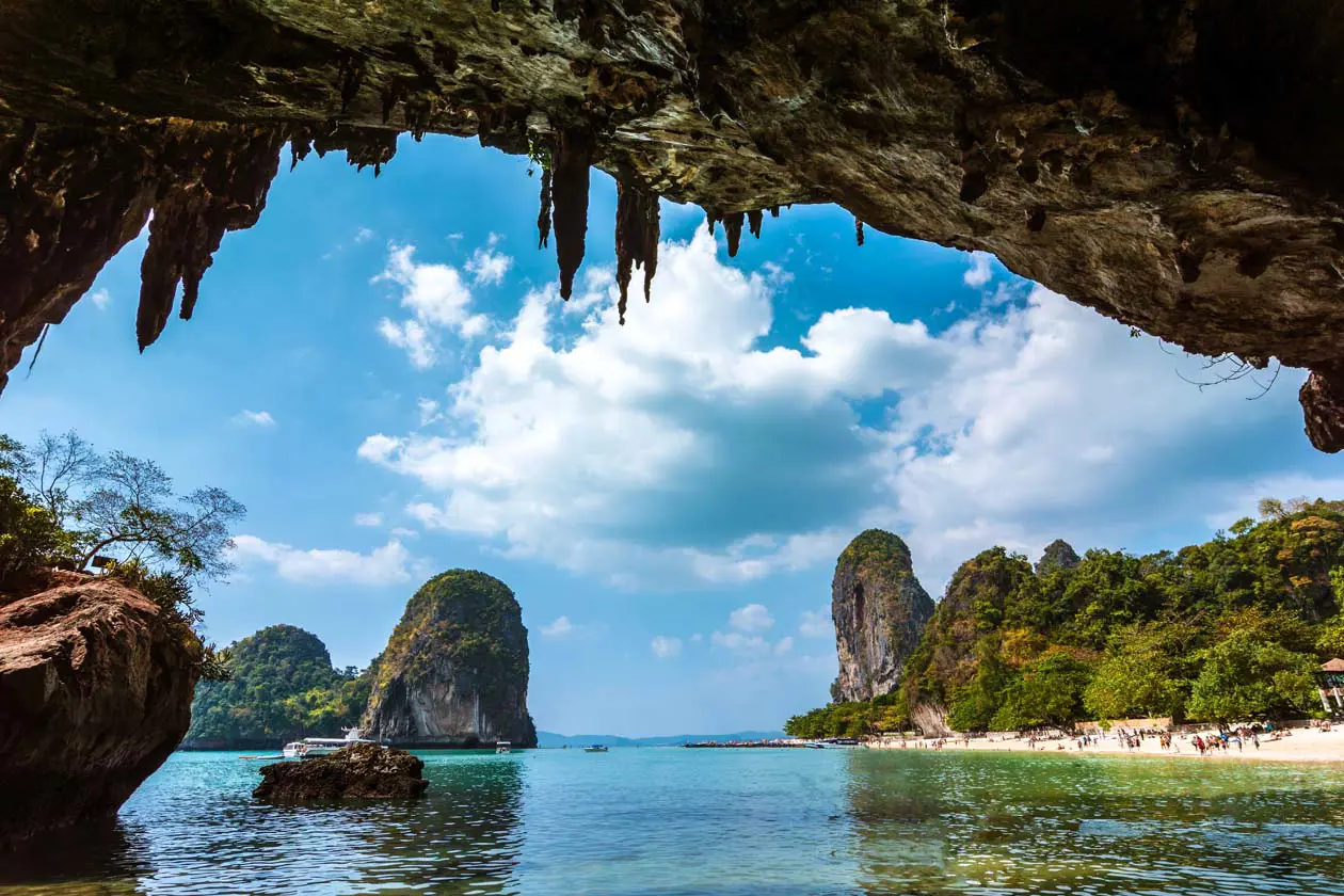 Spiaggia della Grotta Phra Nang, Krabi, Thailandia Foto: Copyright © Sisterscom.com / Depositphotos