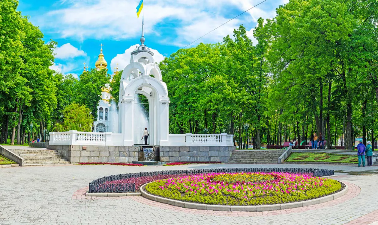 Zerkal’naya Struya Fountain. Photo: Copyright © Sisterscom.com, Shutterstock