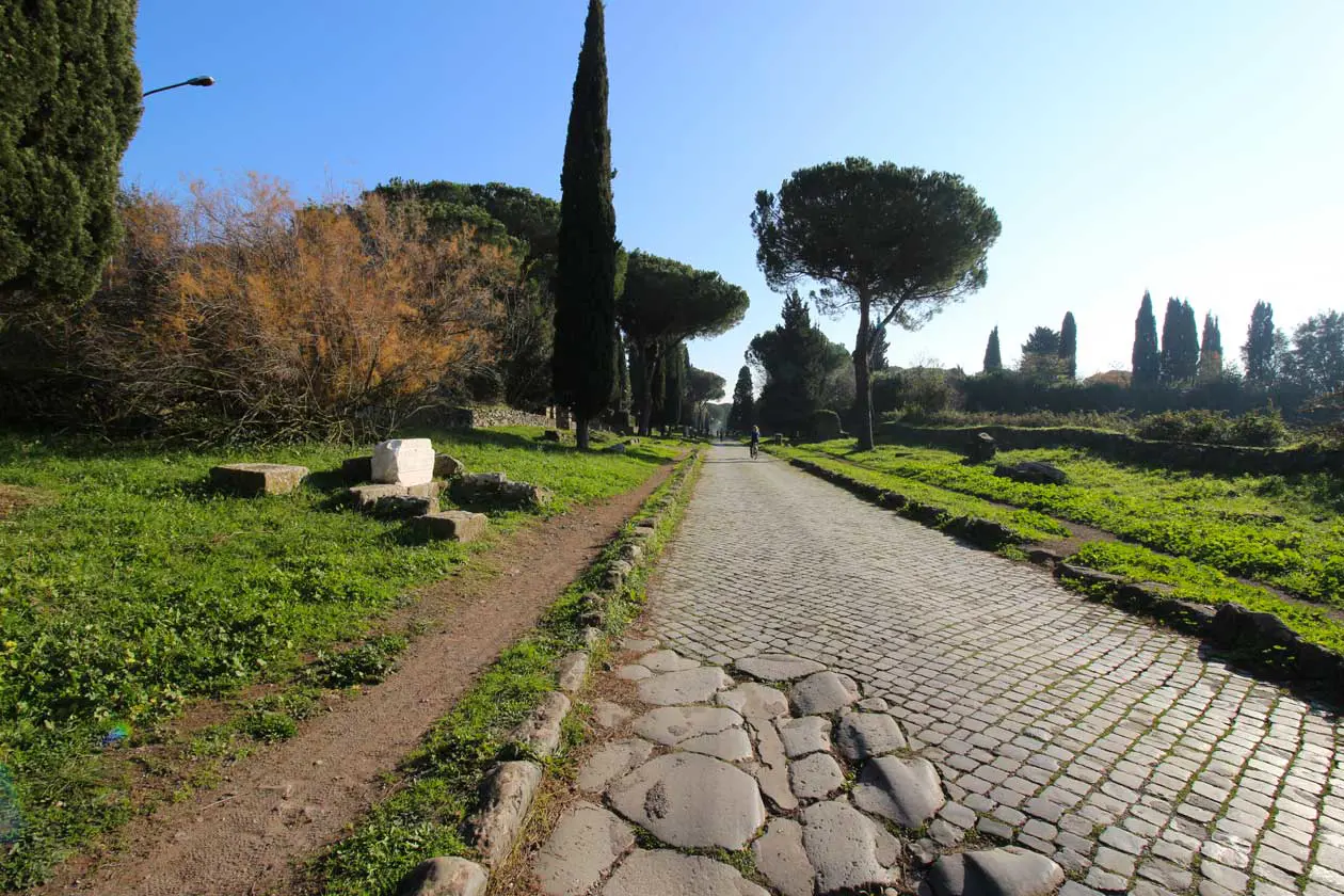 La Via Appia da Roma a Brindisi con 180 km in Campania. Foto: Copyright © Sisterscom.com / Depositphotos