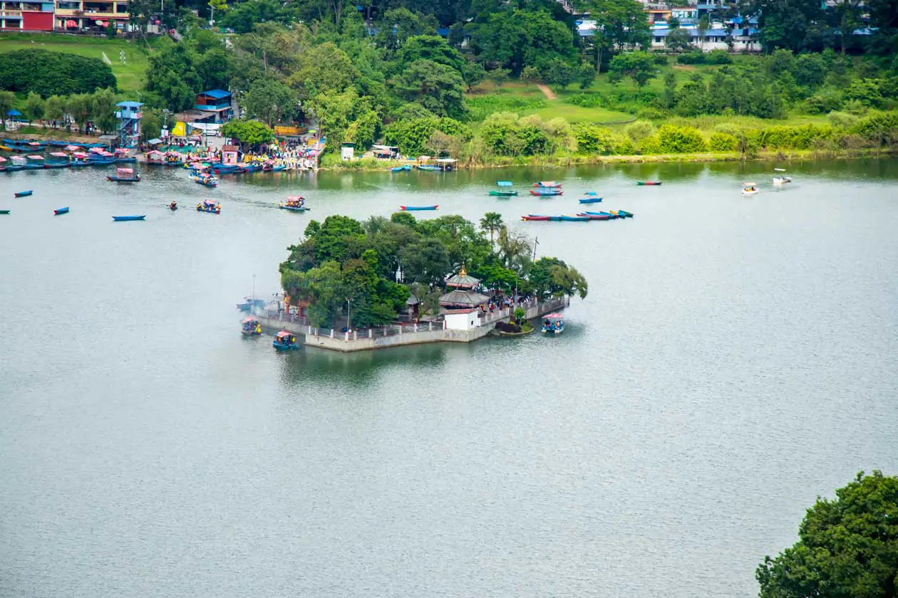 Isola sul Lago Phewa, Pokhara, Nepal. Foto: Copyright © Sisterscom.com / Depositphotos
