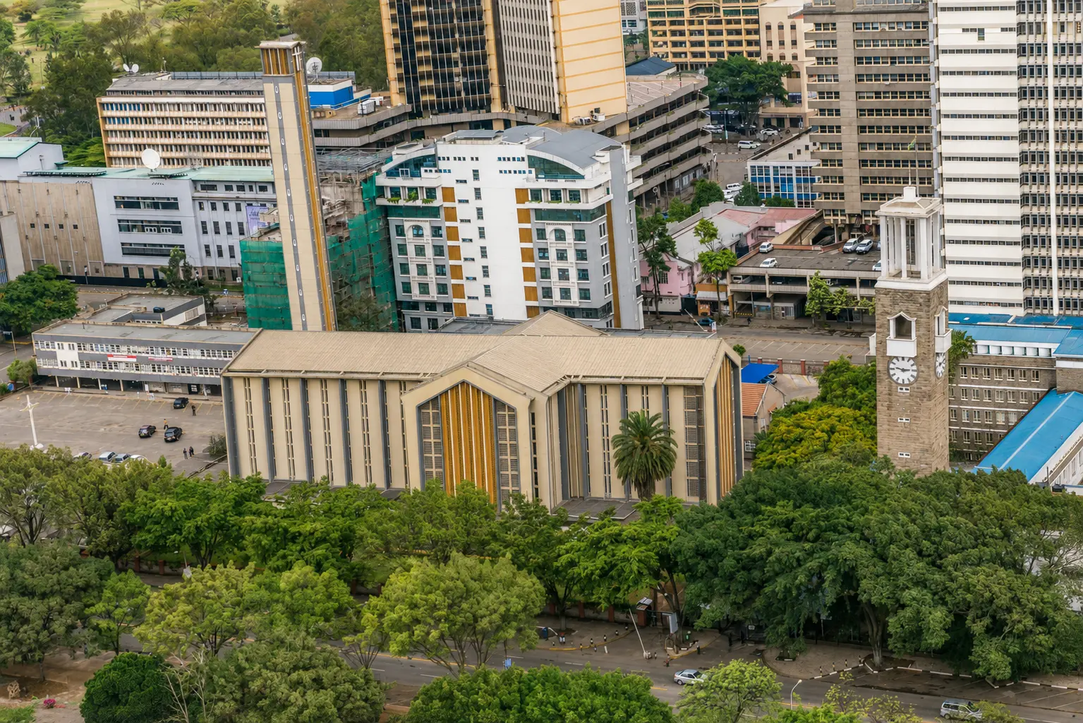 La Cattedrale della Sacra Famiglia a Nairobi e sullo sfondo i grattacieli della città Foto Copyright © Sisterscom.com / Depositphotos