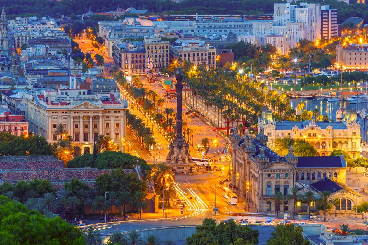 Mirador de Colom di notte, Barcellona Foto: Copyright © Sisterscom.com / Depositphotos